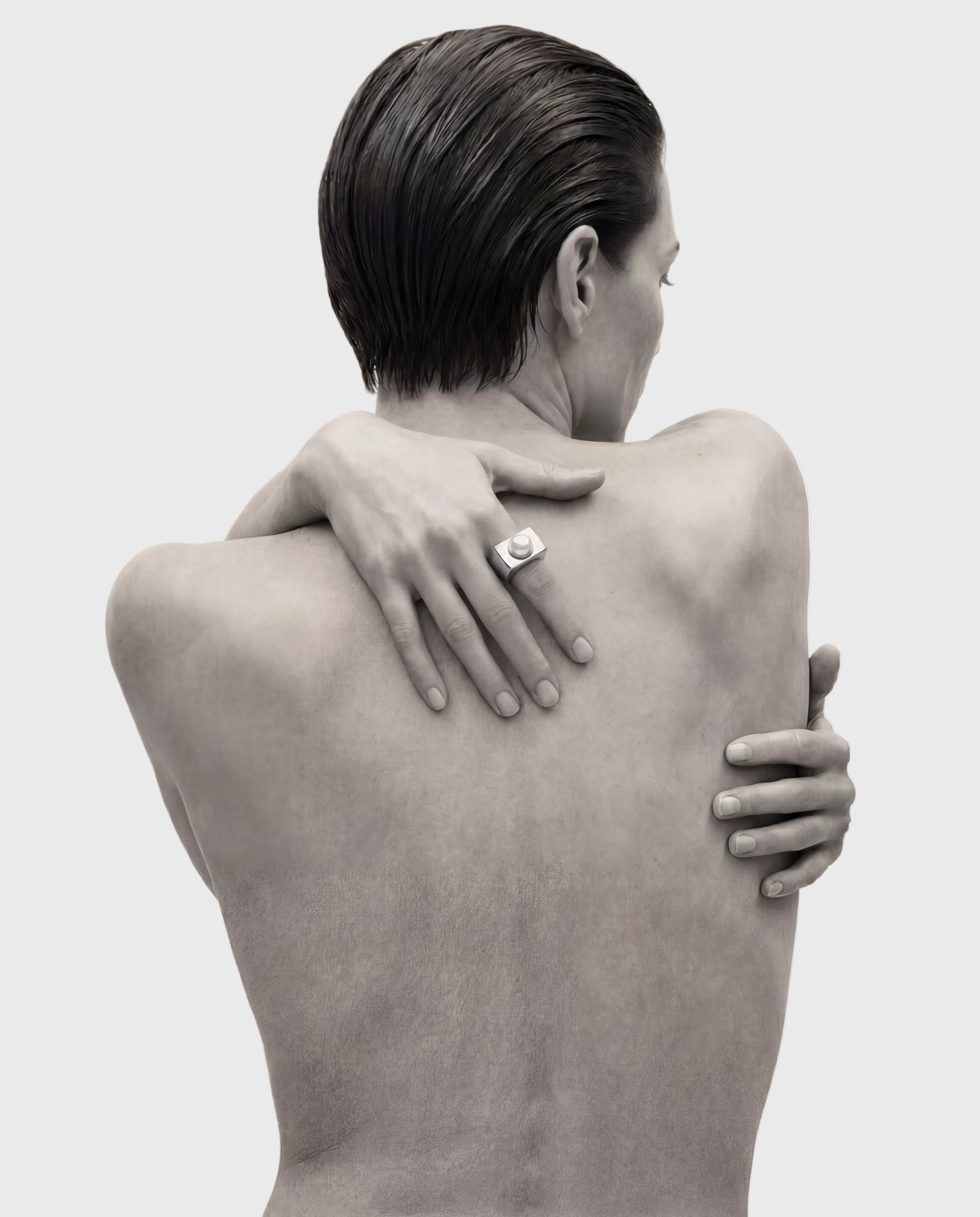 Nowoczesny srebrny pierscionek EONY Studio noszony na dłoni na plecach modelki minimalistyczna bizuteria statement