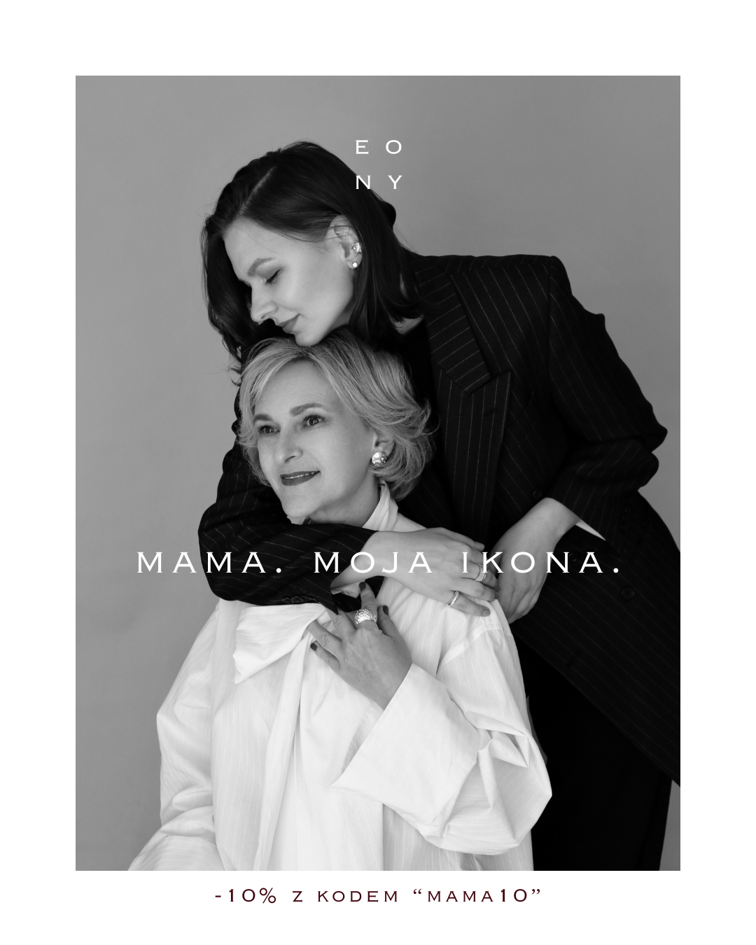 Srebrna biżuteria statement od EONY Studio — kampania na Dzień Matki z kobietą w czarnej marynarce i kobietą w białej koszuli noszącymi rzeźbiarskie pierścionki i kolczyki.