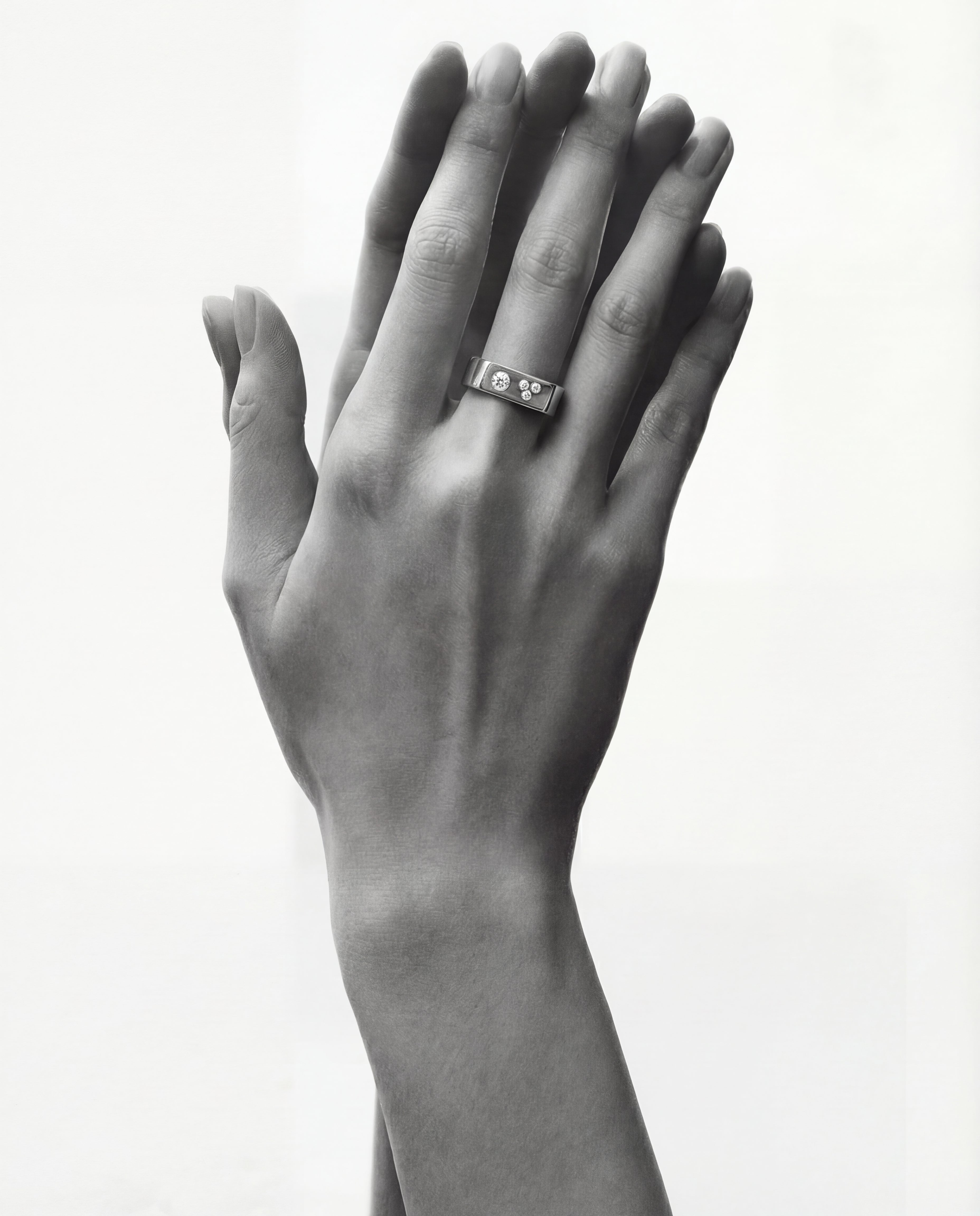 Srebrny pierscionek sygnet EONY Studio na dloni minimalistyczna nowoczesna bizuteria damska